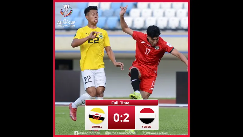 Cầu thủ Yemen đối mặt với cầu thủ Brunei trong một pha tranh chấp quyết liệt trên sân cỏ